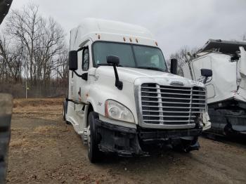  Salvage Freightliner Cascadia 1