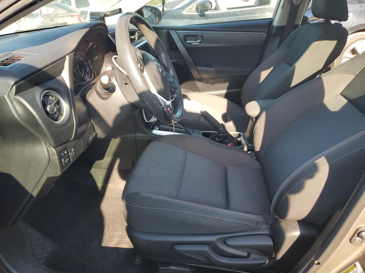 Toyota Corolla L Image 2