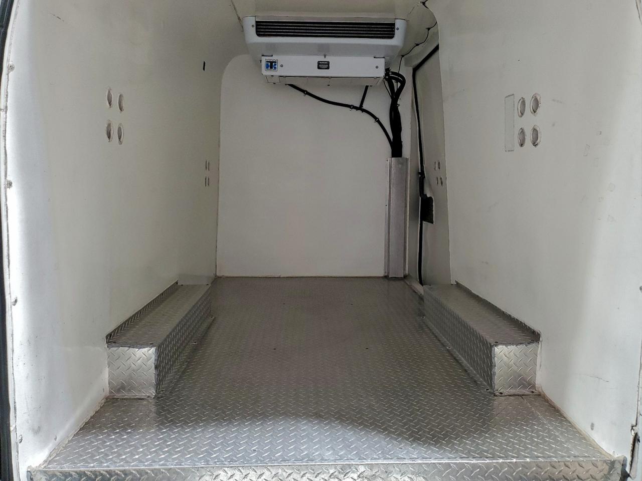 Nissan Nv 2500 S Image 10