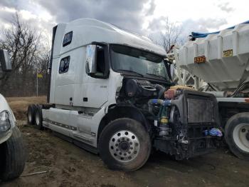  Salvage Volvo Vnl
