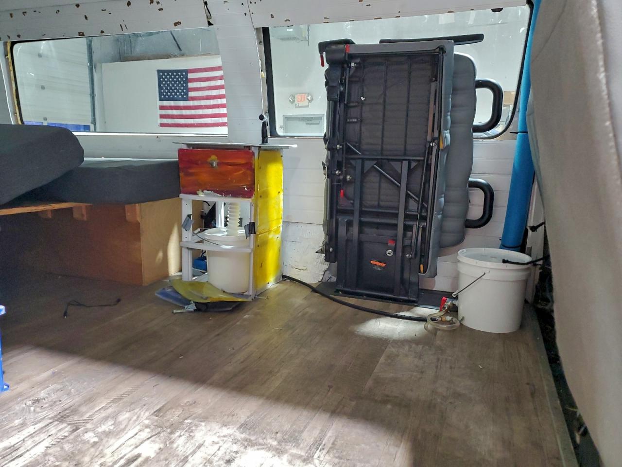 Ford Econoline E350 Super Duty Van Image 13