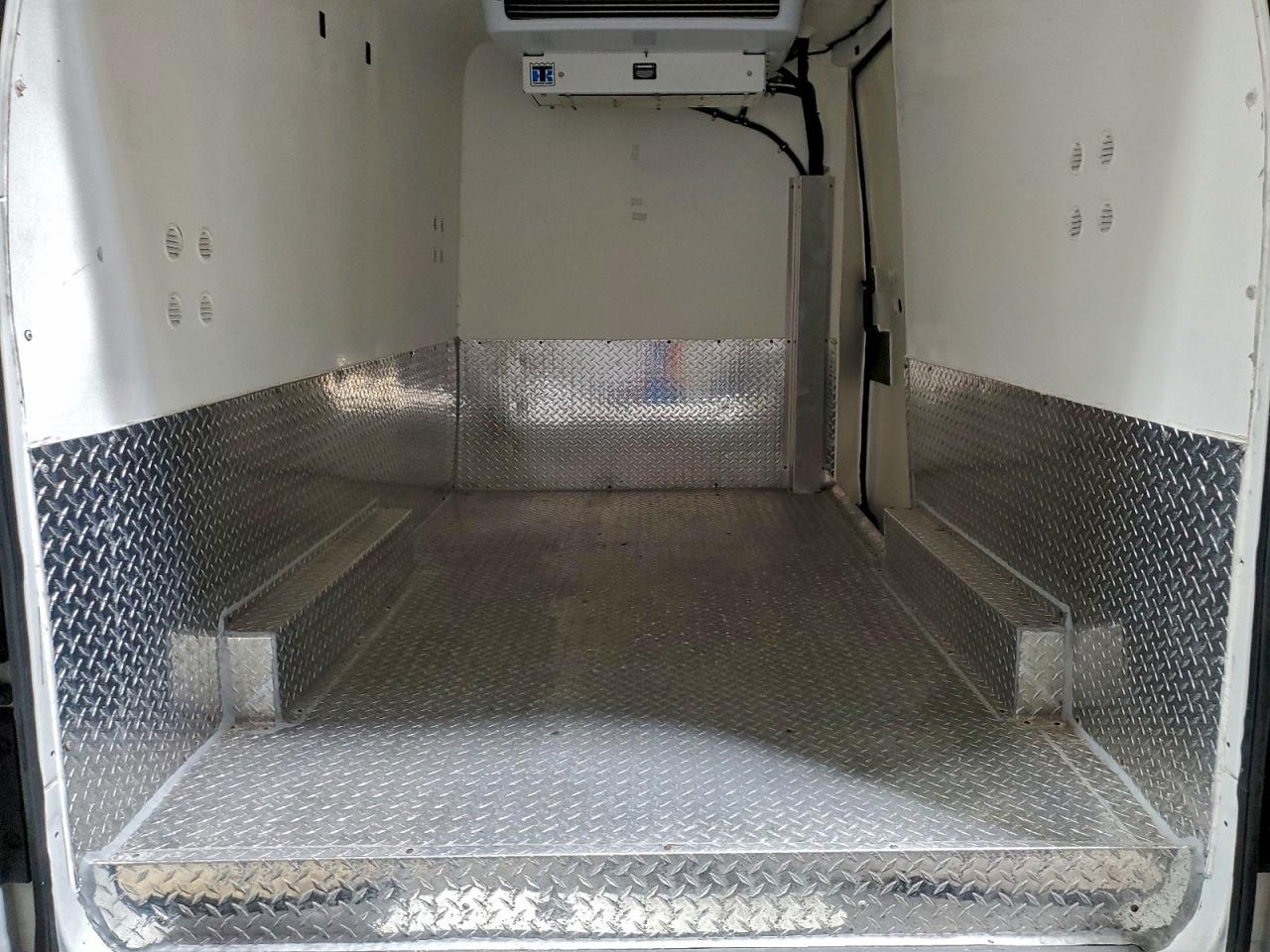 Nissan Nv 2500 S Image 2