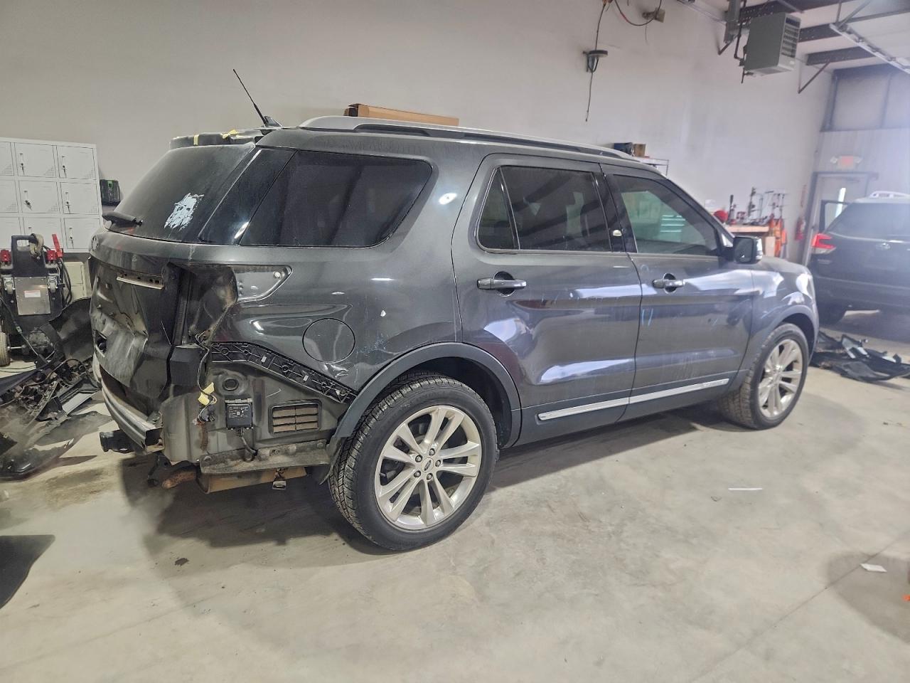 Ford Explorer Xlt Image 12