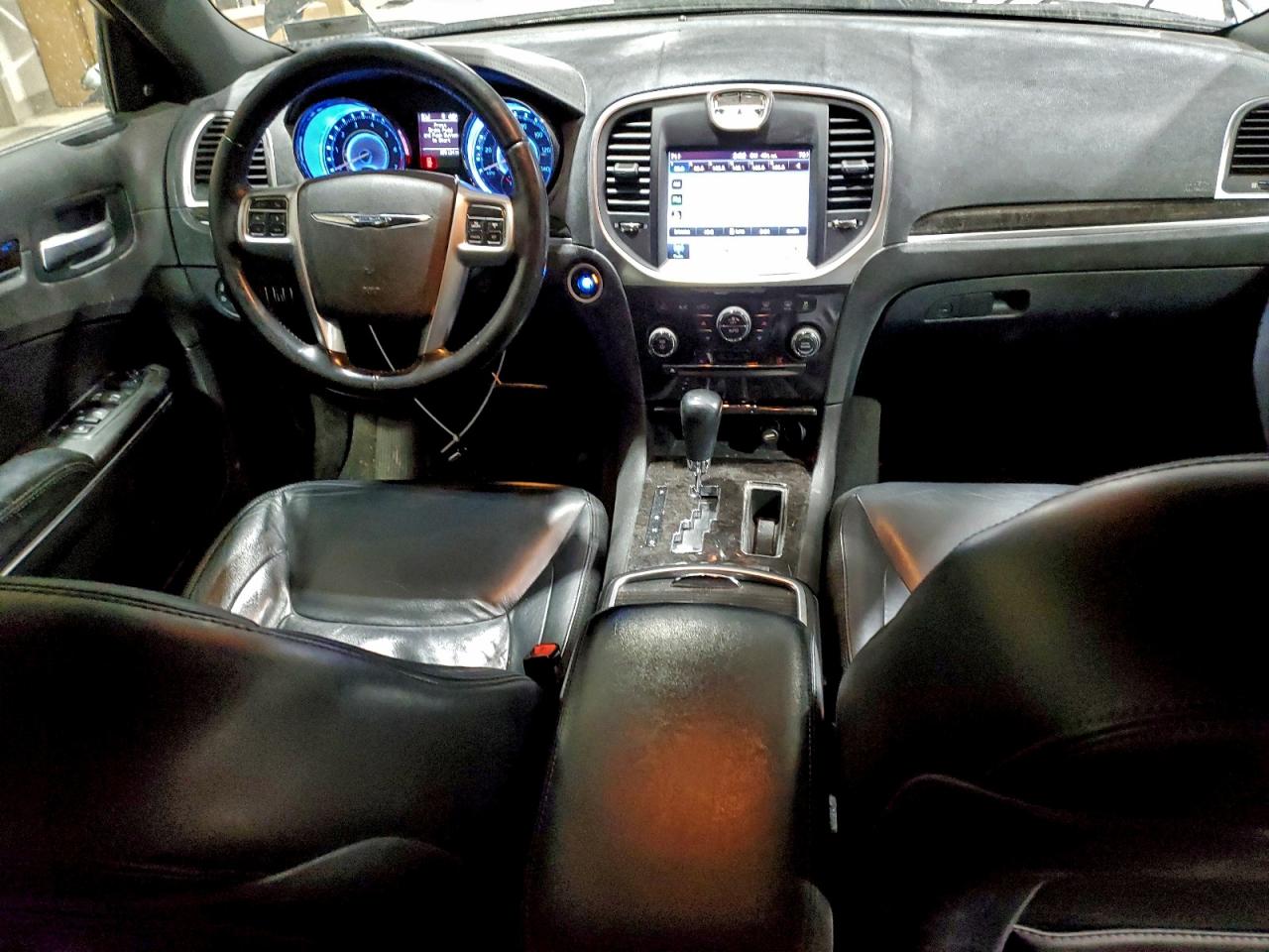 Chrysler 300 Limited Image 12