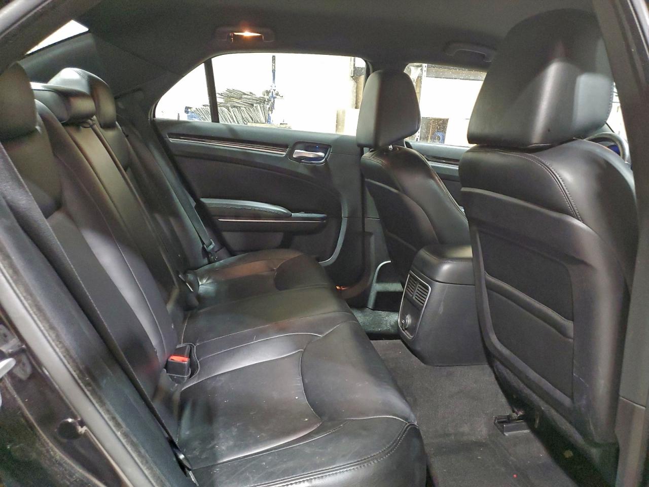 Chrysler 300 Limited Image 9